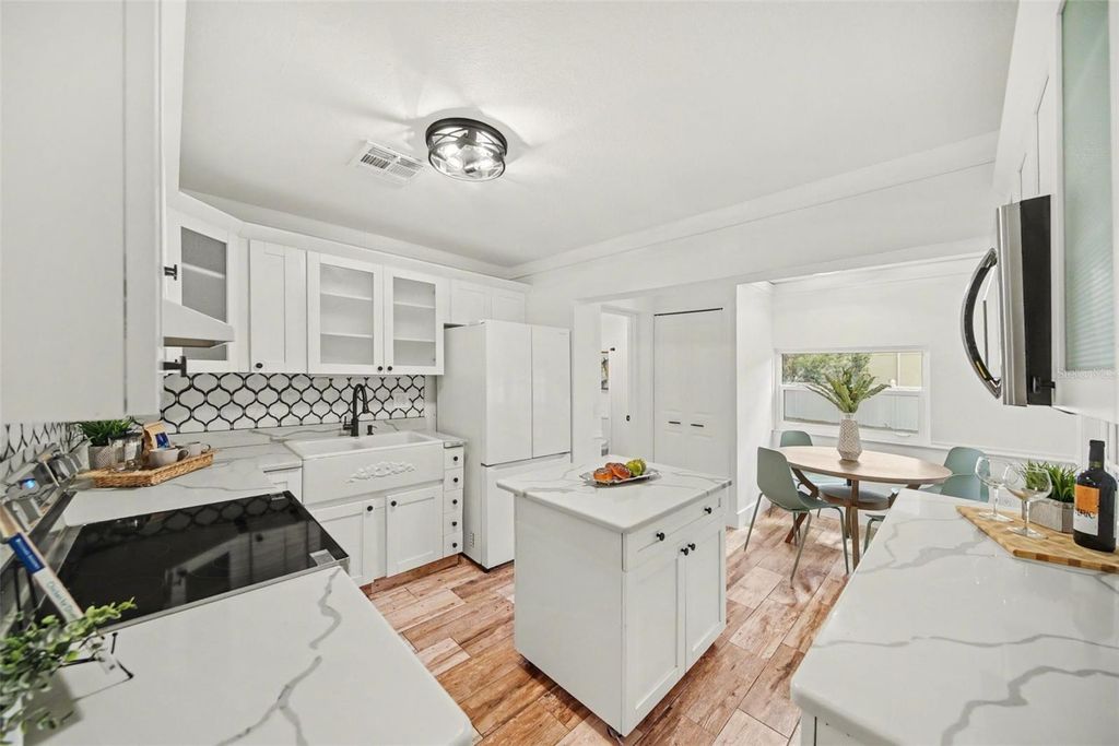 Image 5 of property listing at 2318 CARROLL PLACE, Tampa, FL 33612