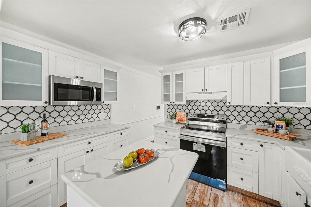 Image 6 of property listing at 2318 CARROLL PLACE, Tampa, FL 33612