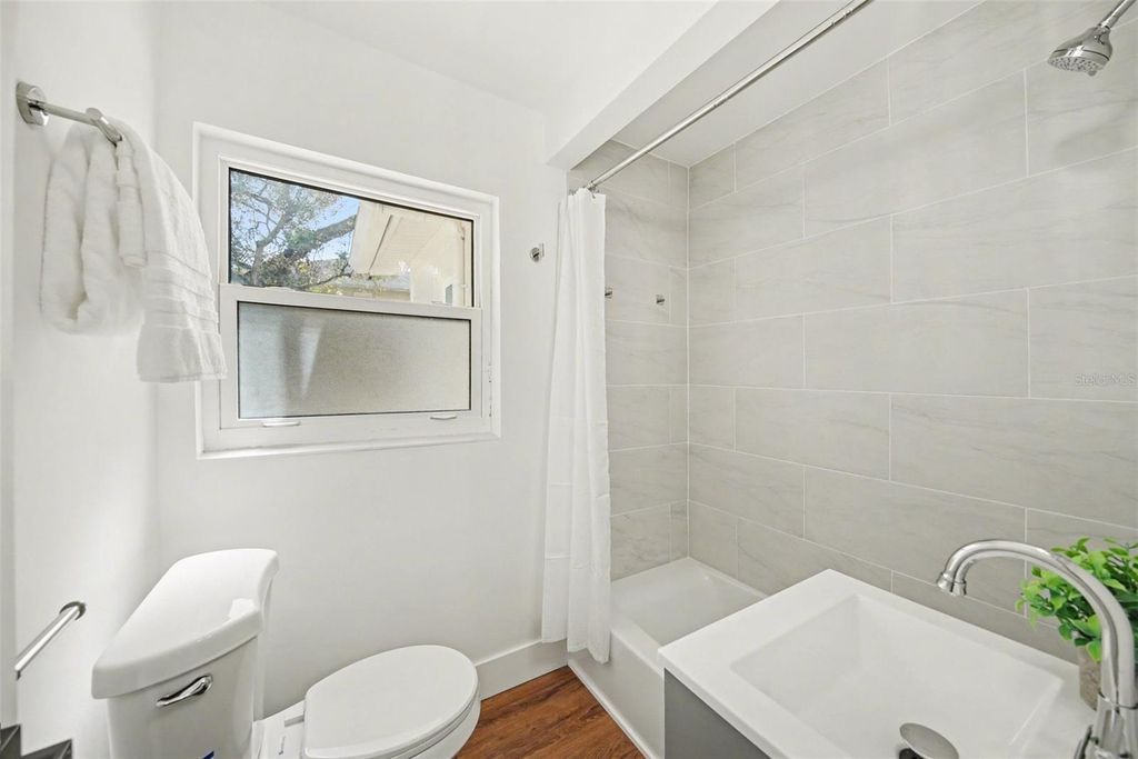 Image 9 of property listing at 2318 CARROLL PLACE, Tampa, FL 33612