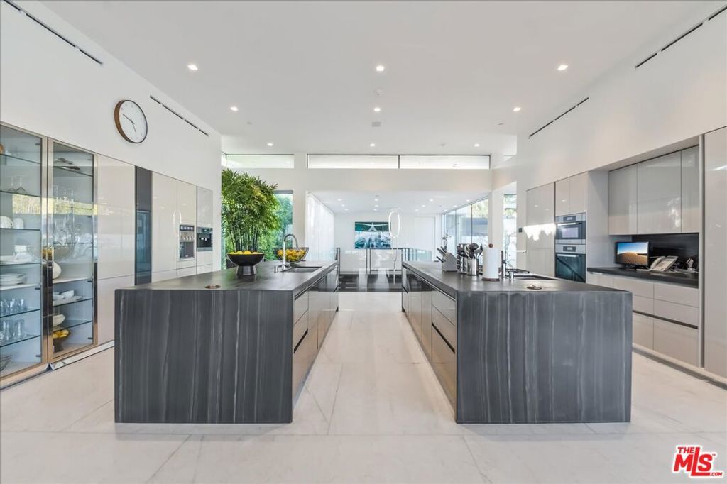 Image 15 of property listing at 1620 Carla, Beverly Hills, CA 90210