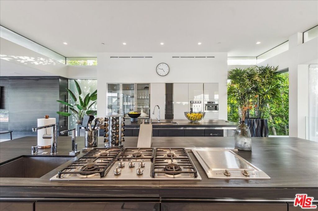 Image 17 of property listing at 1620 Carla, Beverly Hills, CA 90210