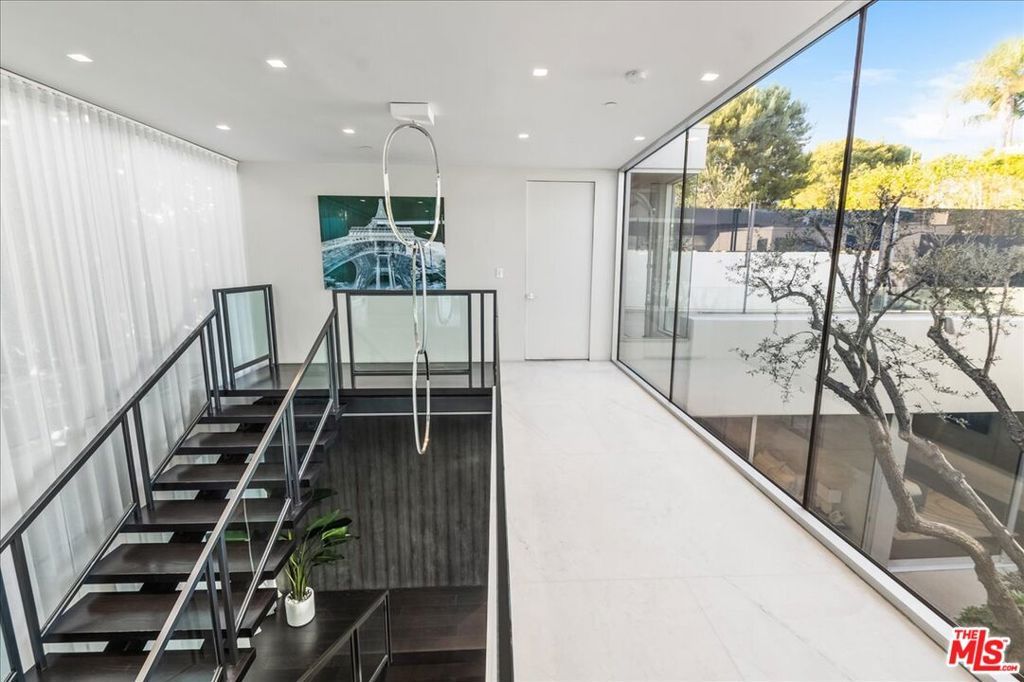 Image 19 of property listing at 1620 Carla, Beverly Hills, CA 90210