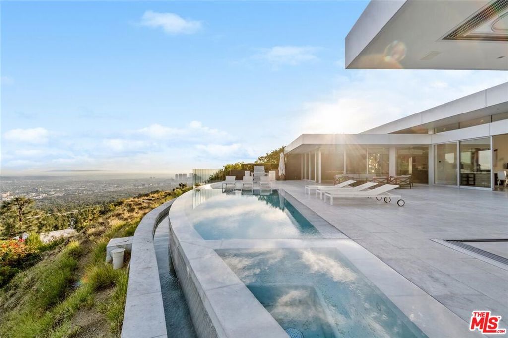 Image 2 of property listing at 1620 Carla, Beverly Hills, CA 90210