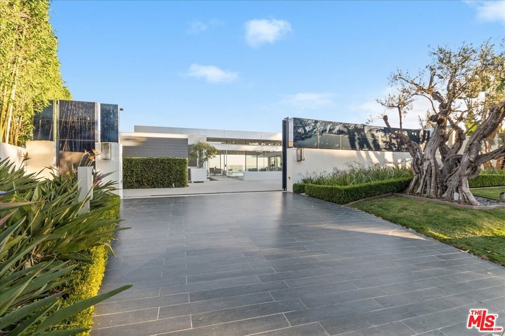 Image 3 of property listing at 1620 Carla, Beverly Hills, CA 90210