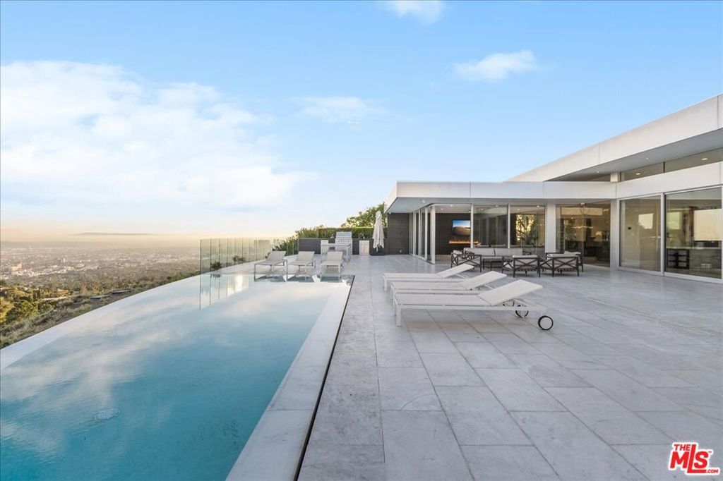 Image 37 of property listing at 1620 Carla, Beverly Hills, CA 90210
