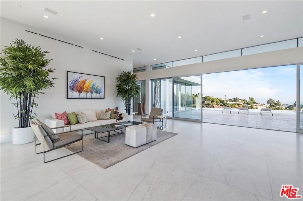Image 9 of property listing at 1620 Carla, Beverly Hills, CA 90210