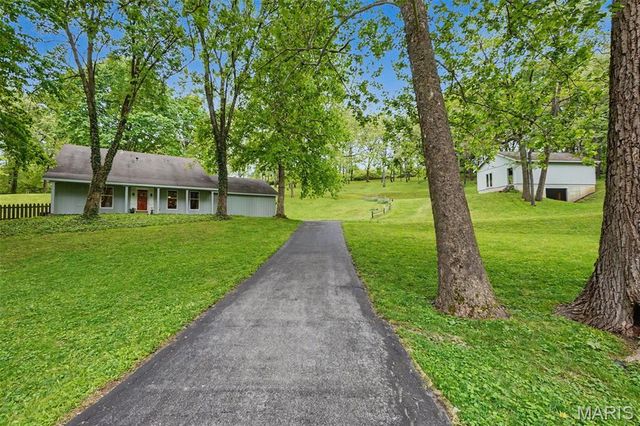4120 Charbonier Road, Florissant, MO 63031