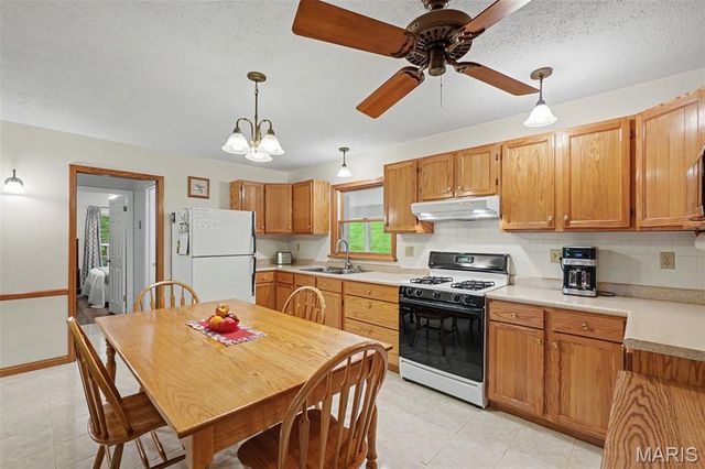 4120 Charbonier Road, Florissant, MO 63031