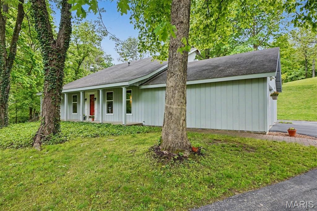 4120 Charbonier Road, Florissant, MO 63031