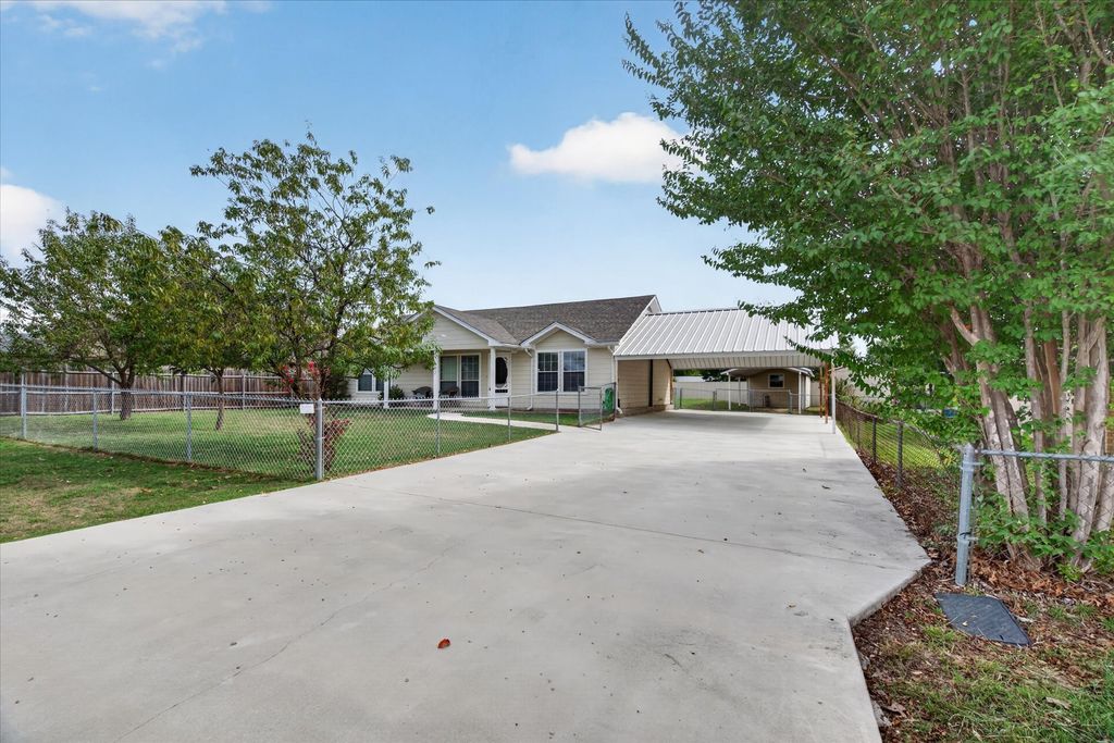 324 Pearson Lane, Azle, TX 76020 — photo 2