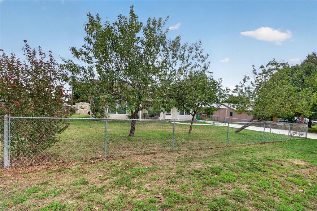 324 Pearson Lane, Azle, TX 76020 — photo 3