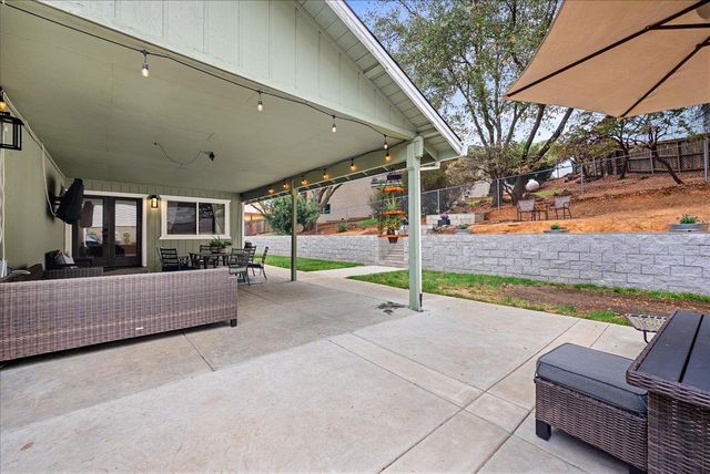 2805 Alhambra Dr, Cameron Park, CA 95682