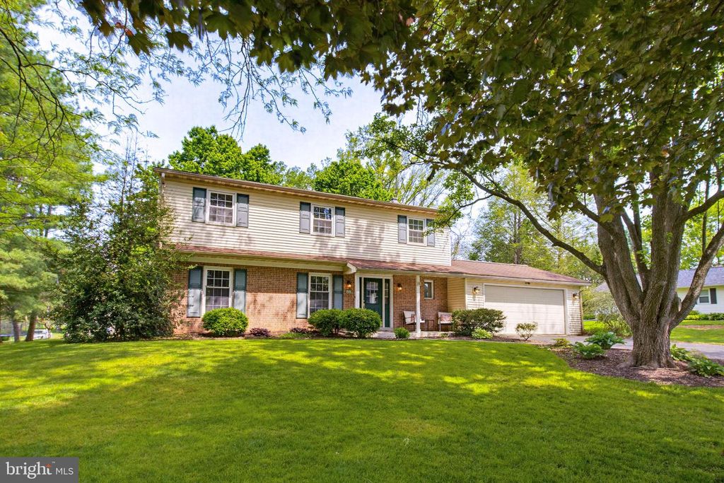 35 PINEWOOD AVE, Lititz, PA 17543