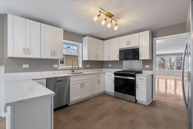 4536 W 100th Place, Oak Lawn, IL 60453