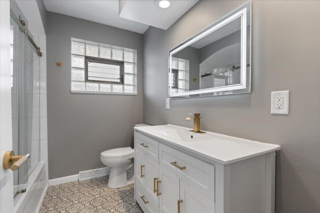 4536 W 100th Place, Oak Lawn, IL 60453