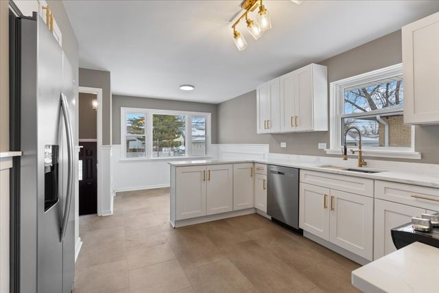 4536 W 100th Place, Oak Lawn, IL 60453