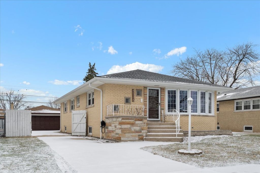4536 W 100th Place, Oak Lawn, IL 60453