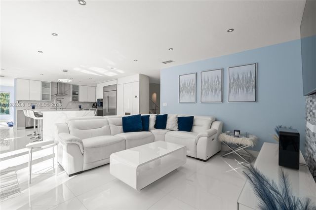 7330 SW 165th St, Palmetto Bay, FL 33157