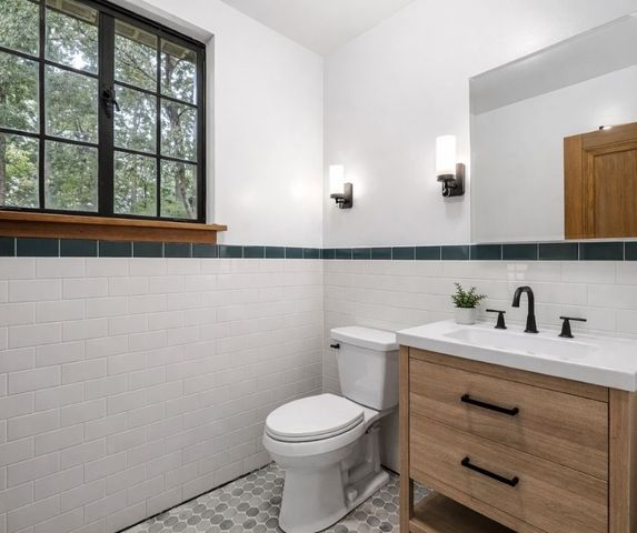 2501 Oakwood Rd, Shaler, PA 15116