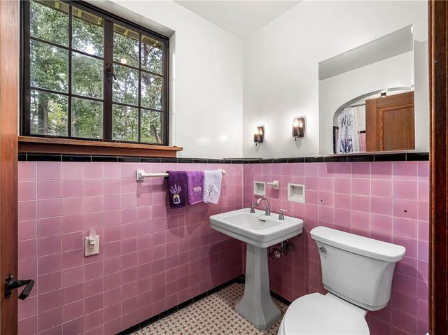 2501 Oakwood Rd, Shaler, PA 15116