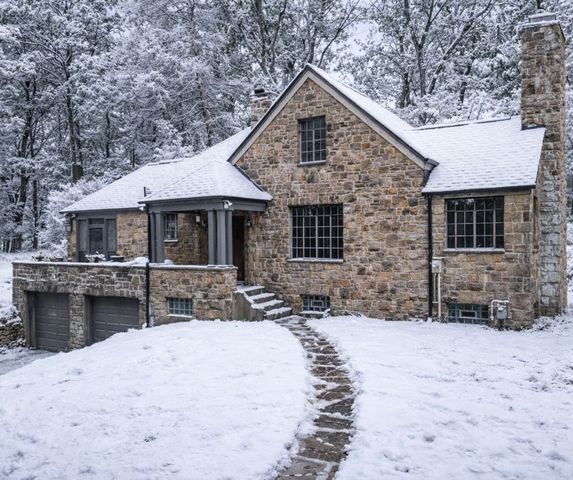 2501 Oakwood Rd, Shaler, PA 15116