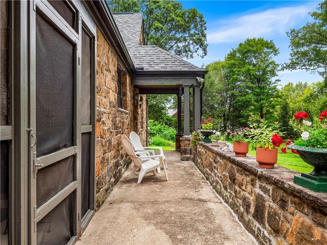 2501 Oakwood Rd, Shaler, PA 15116