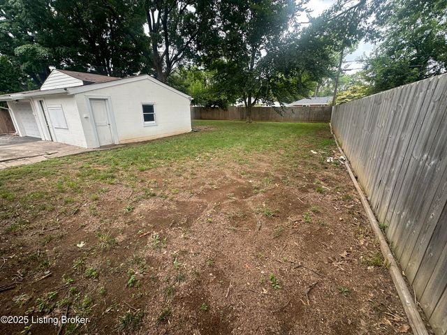 2820 Yorkshire Blvd, Louisville, KY 40220