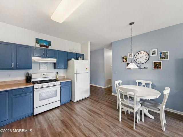 2 Warwick Court, Barnegat, NJ 08005