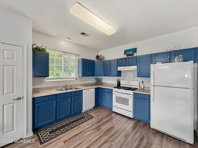 2 Warwick Court, Barnegat, NJ 08005