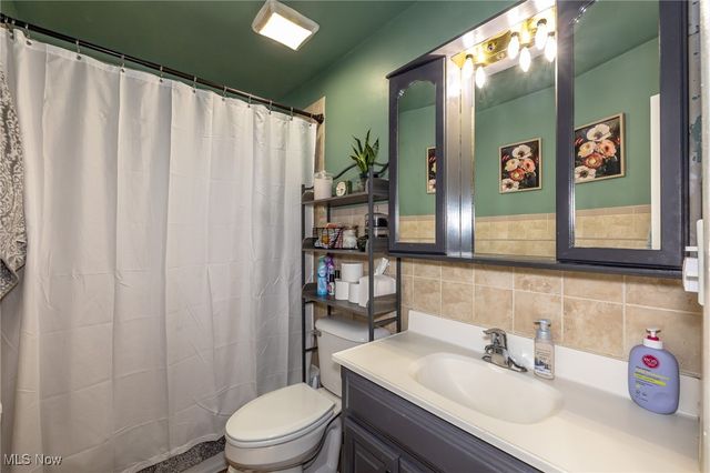 21896 River Oaks Drive, Rocky River, OH 44116