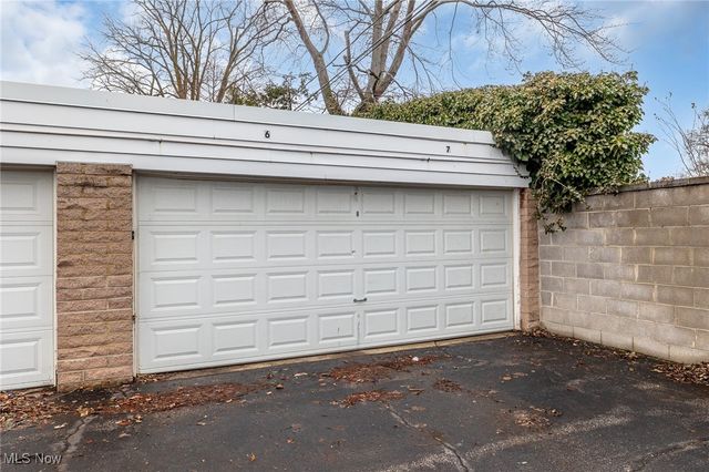 21896 River Oaks Drive, Rocky River, OH 44116