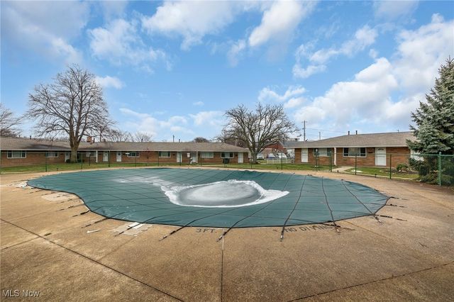 21896 River Oaks Drive, Rocky River, OH 44116