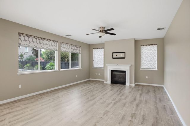 1084 Navigator Dr, Lathrop, CA 95330