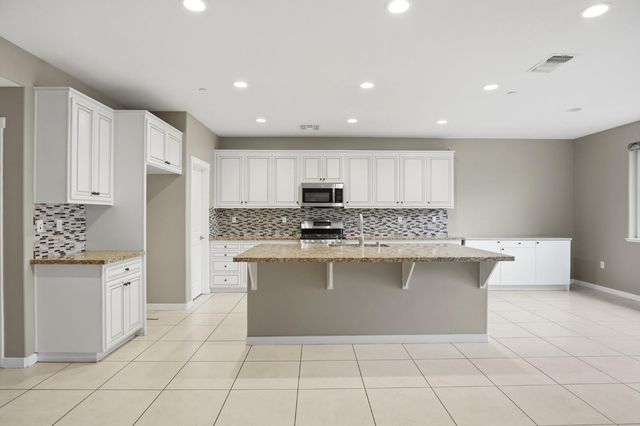 1084 Navigator Dr, Lathrop, CA 95330
