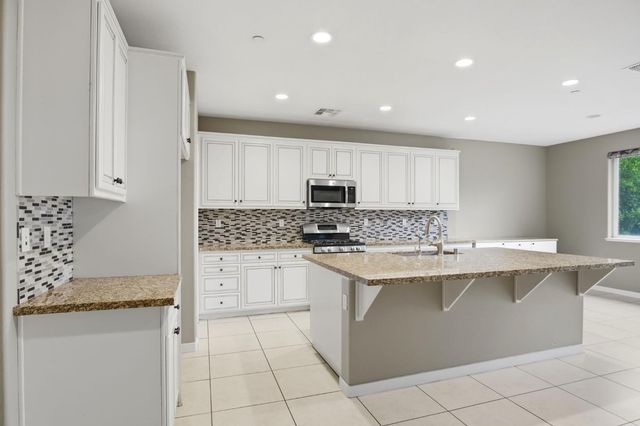 1084 Navigator Dr, Lathrop, CA 95330