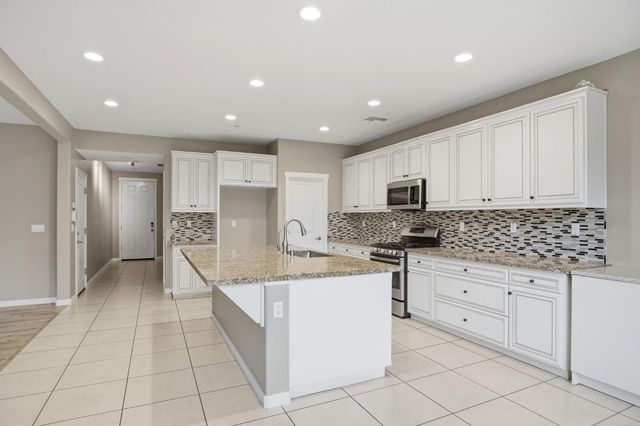 1084 Navigator Dr, Lathrop, CA 95330