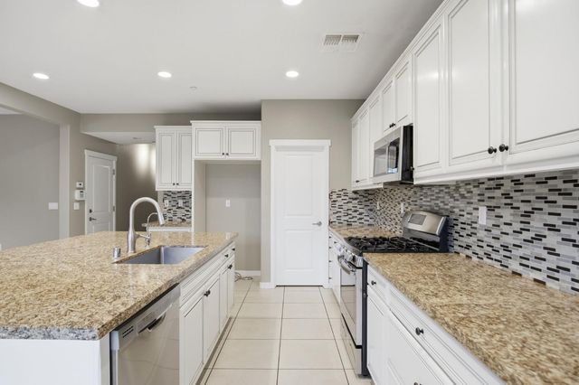 1084 Navigator Dr, Lathrop, CA 95330