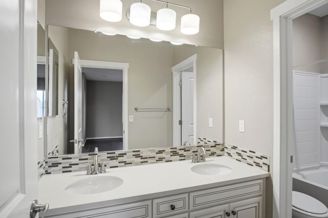 1084 Navigator Dr, Lathrop, CA 95330