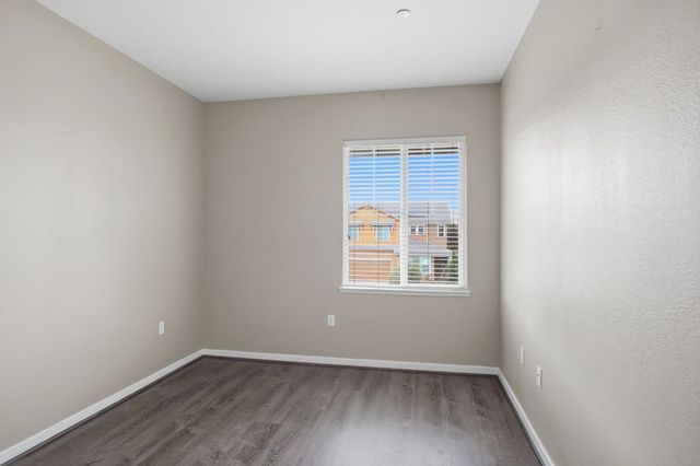 1084 Navigator Dr, Lathrop, CA 95330