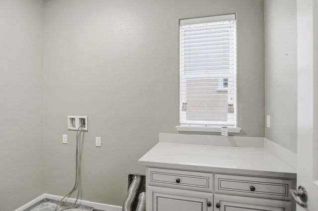 1084 Navigator Dr, Lathrop, CA 95330