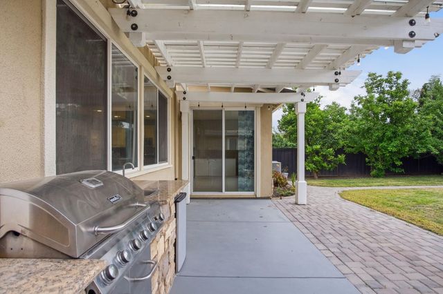 1084 Navigator Dr, Lathrop, CA 95330