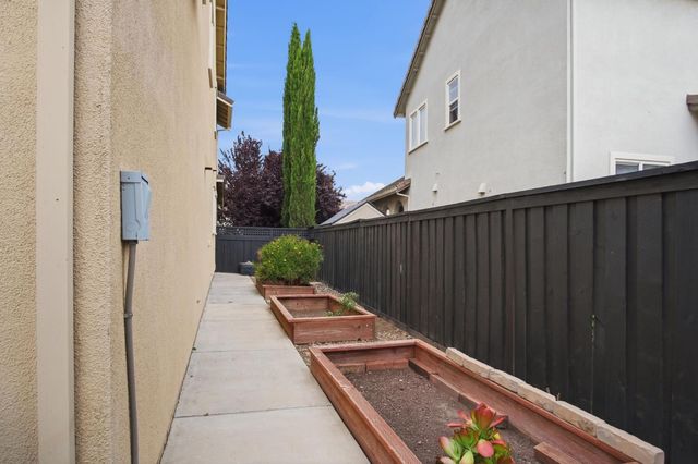 1084 Navigator Dr, Lathrop, CA 95330