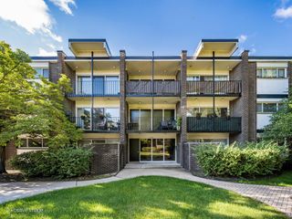 4710 Russett Lane R1, Skokie, IL 60076