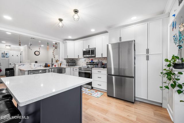 24 Calle De Elvira B, Freehold, NJ 07728