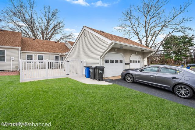 24 Calle De Elvira B, Freehold, NJ 07728