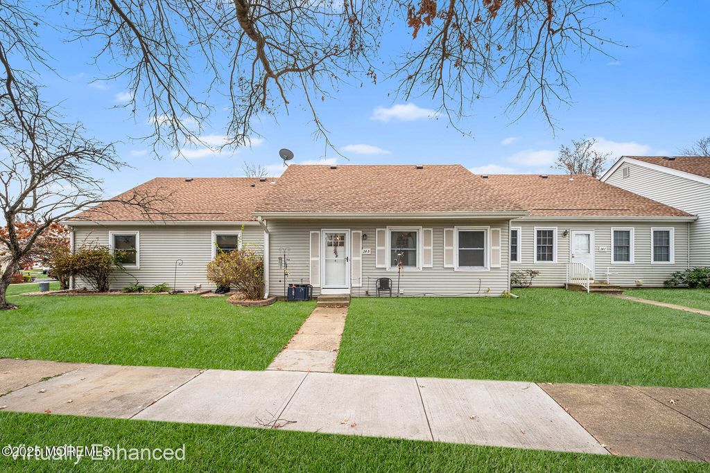 24 Calle De Elvira B, Freehold, NJ 07728