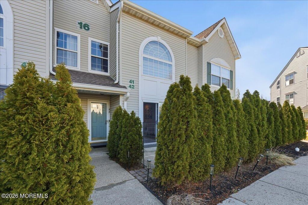 42 Richmond Court, Tinton Falls, NJ 07712