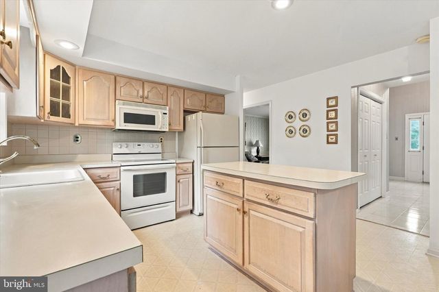 201 HEMLOCK CIR, North Wales, PA 19454