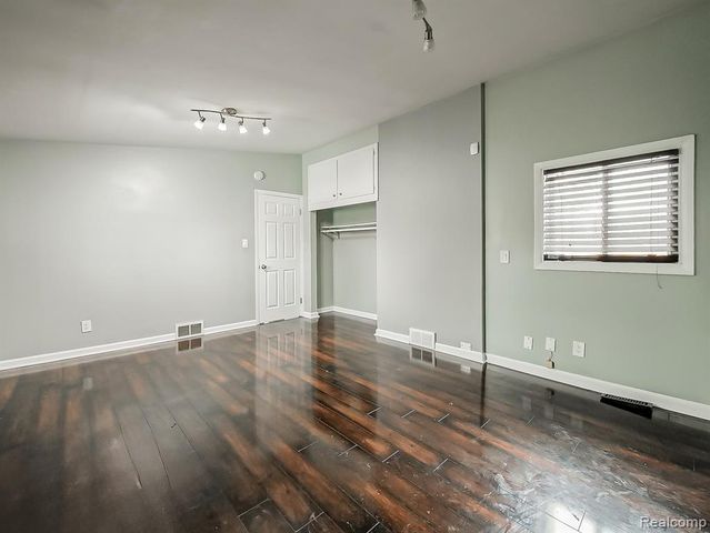 1283 Featherstone Road, Pontiac, MI 48342