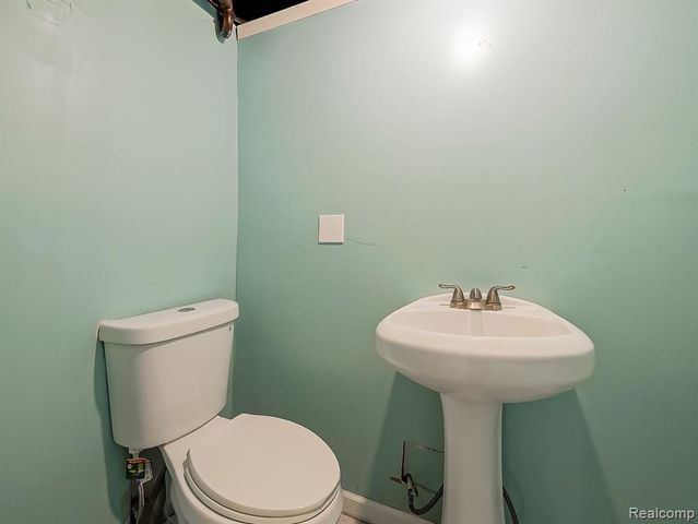 1283 Featherstone Road, Pontiac, MI 48342